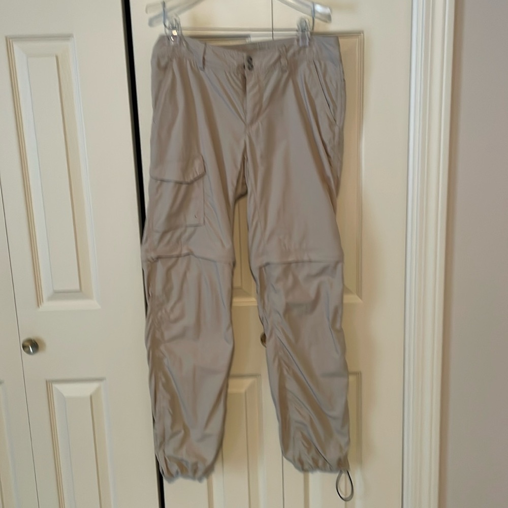 Women’s Columbia Omnishade travel/hike zip off pants. Khaki.  Converts easily